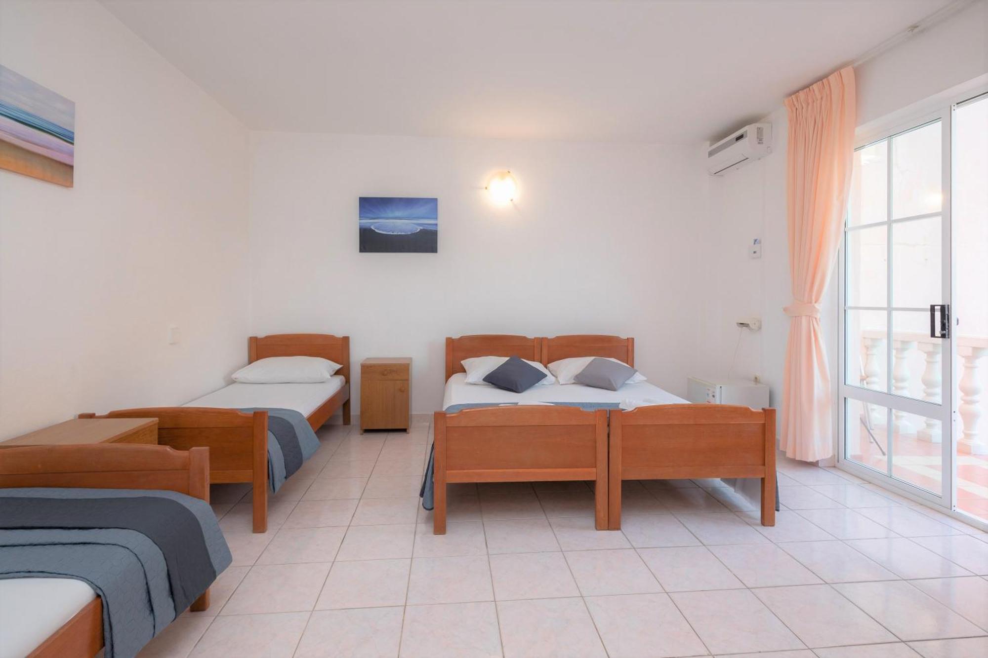 Family Beach Rooms Omis Room photo